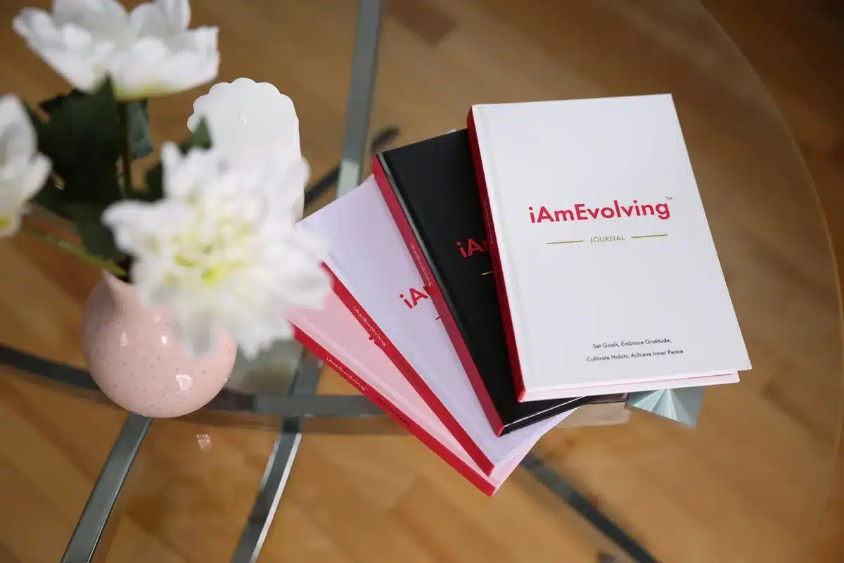 Carnet ouvert avec notes de gratitude et stylo sur une table