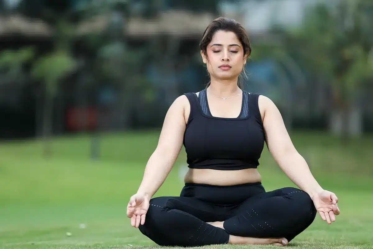 Personne pratiquant une respiration consciente pour se calmer