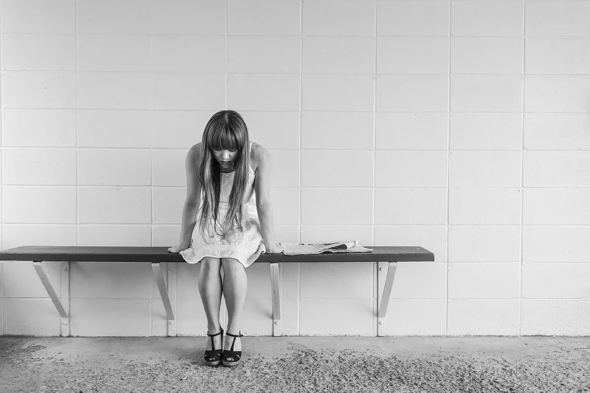 Personne en réflexion profonde, analysant ses pensées et émotions