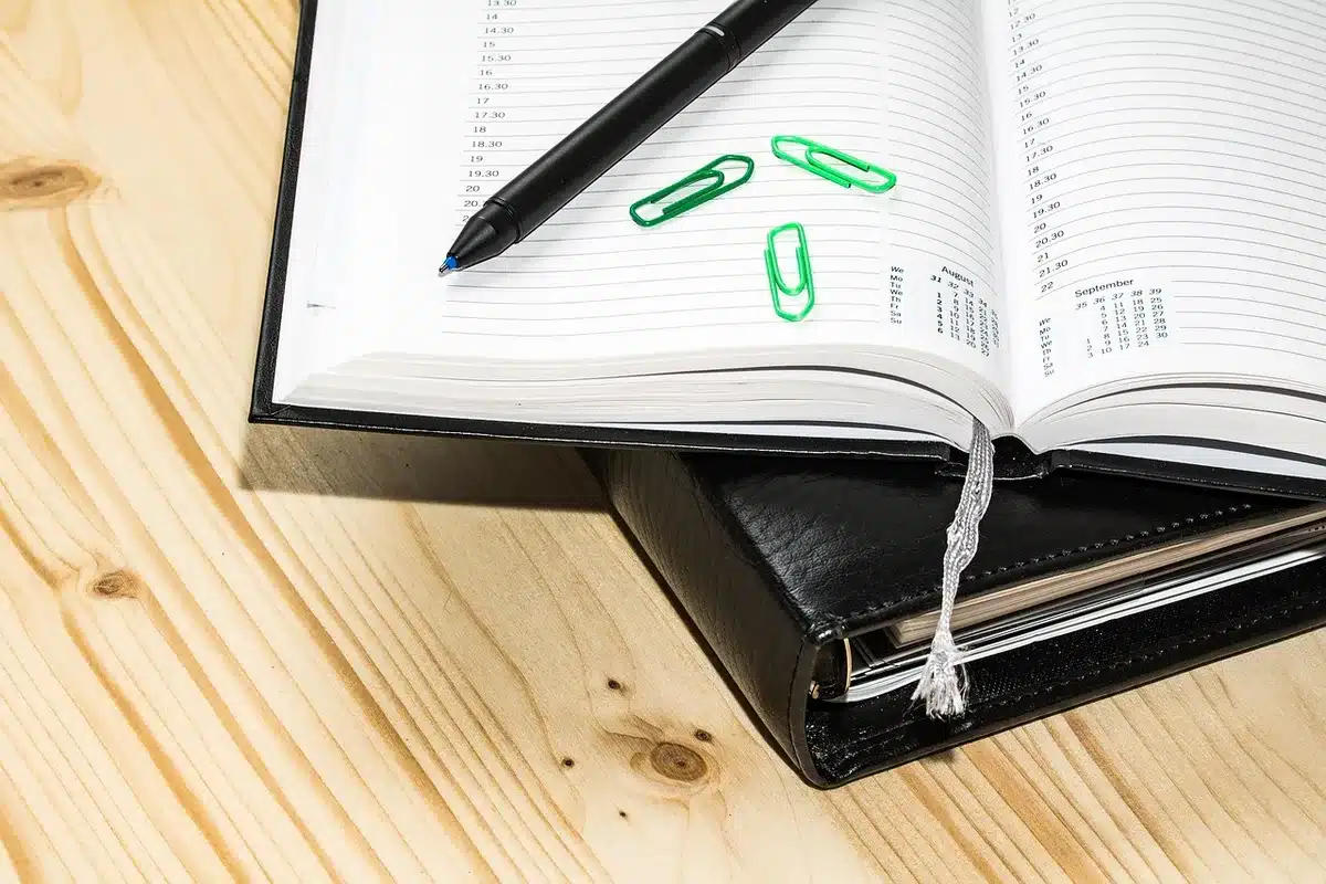 Calendrier et panchang sur une table avec lampe et lunettes