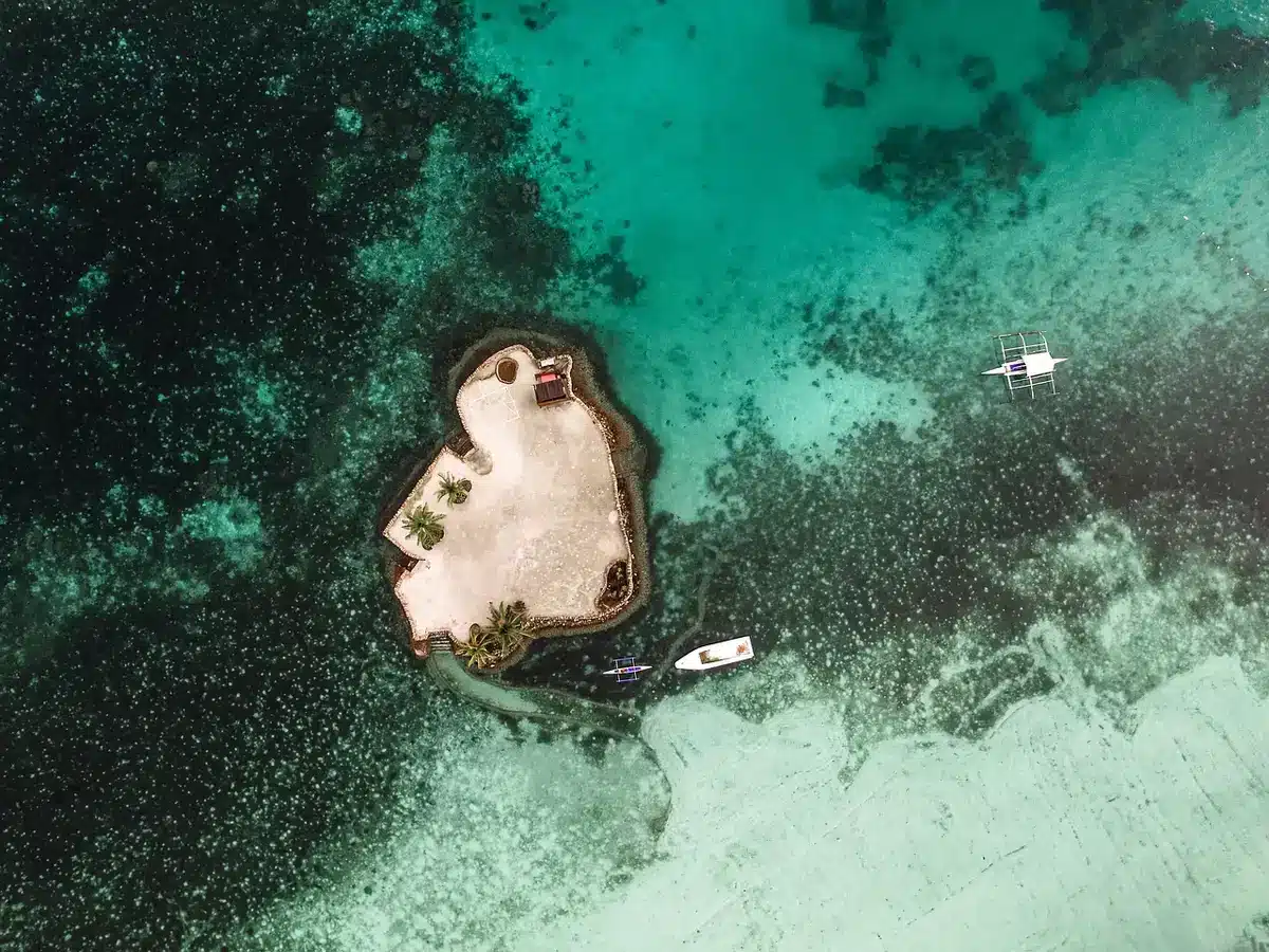 Bateau de plongée près d’îles coralliennes avec snorkelers