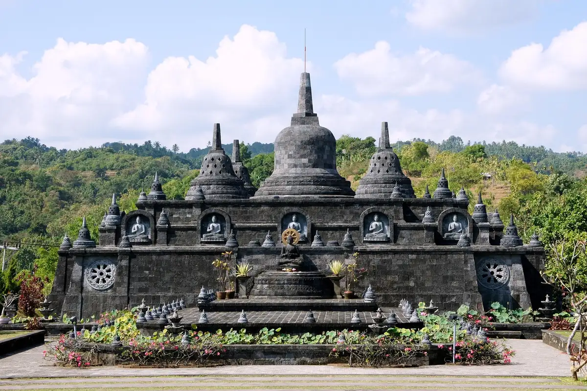 Visiteurs portant des sarongs traditionnels à l'entrée d'un temple balinais