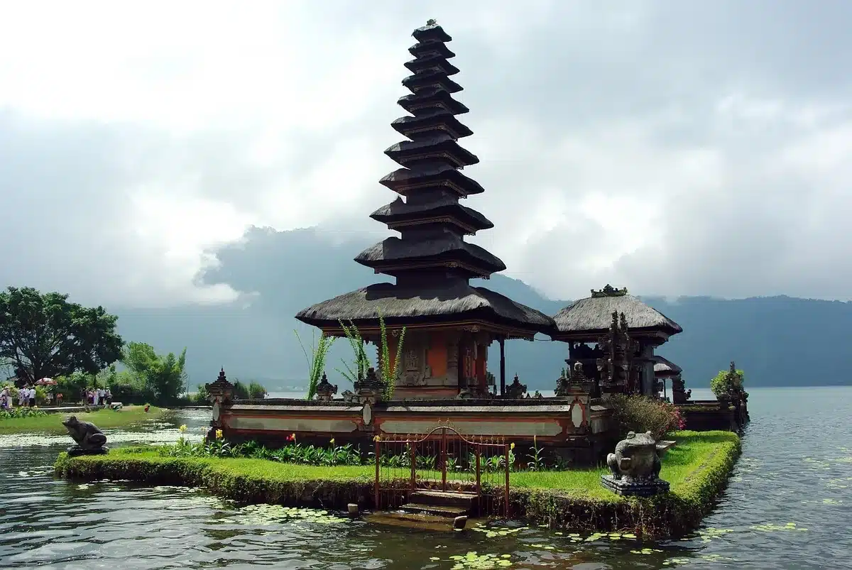 Temple balinais situé au bord d'un lac ou d'une source d'eau, architecture hindoue traditionnelle