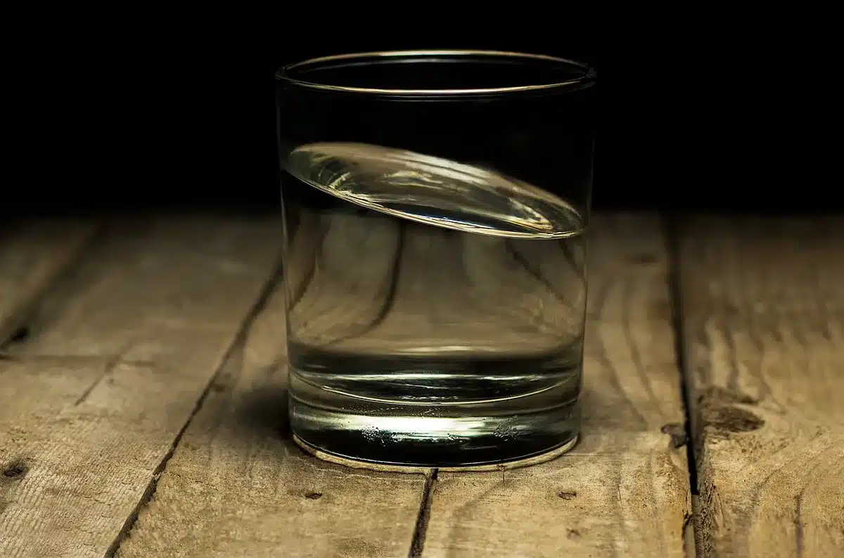 Verre d'eau posé prêt à rompre un jeûne