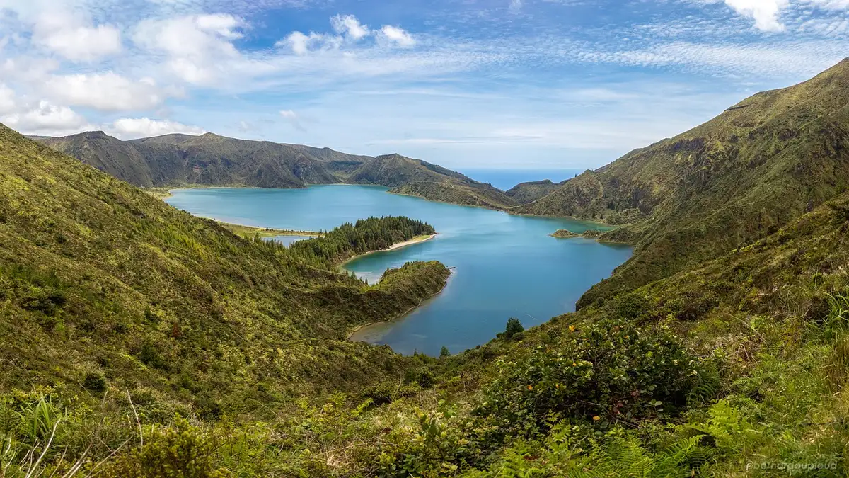 Le lac turquoise de Kawah Ijen vu depuis le bord du cratère en plein jour