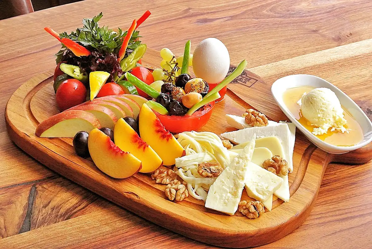 Assiette équilibrée avec céréales complètes, protéines et légumes