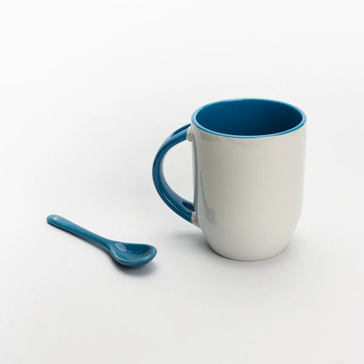 Tasse de thé à côté de grains de café pour illustrer théanine et caféine