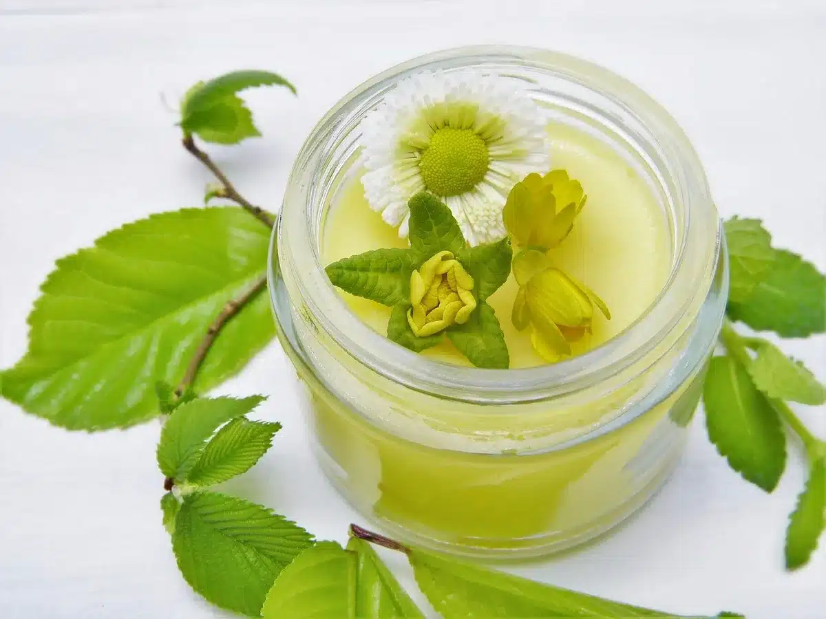 Goutte d'huile essentielle diluée sur la peau lors d'un test épicutané