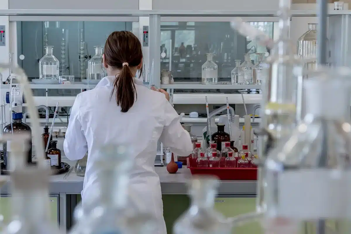 Données d'essais cliniques affichées sur un écran de laboratoire