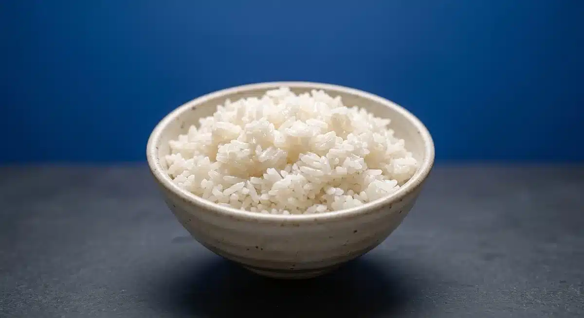 Petit autel domestique avec offrande végétarienne, bol d'eau et riz