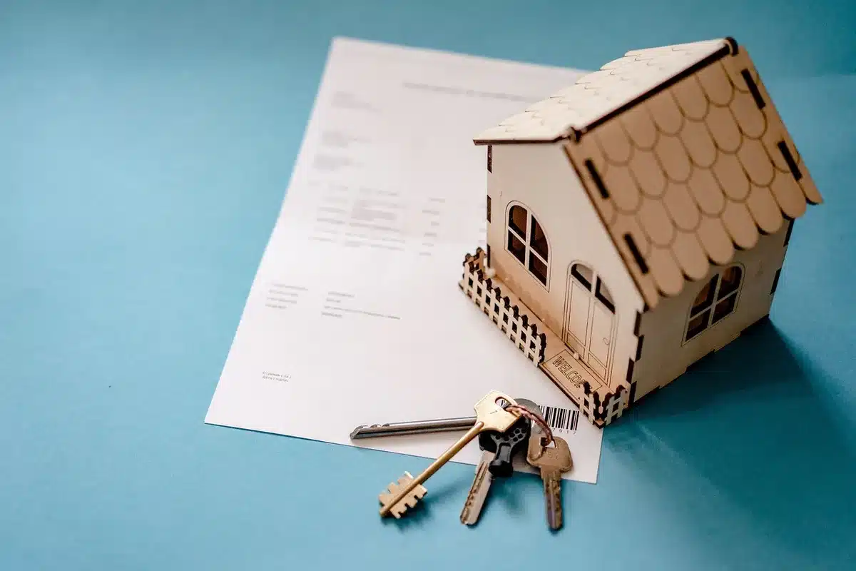 Personne consultant des documents administratifs devant la mairie
