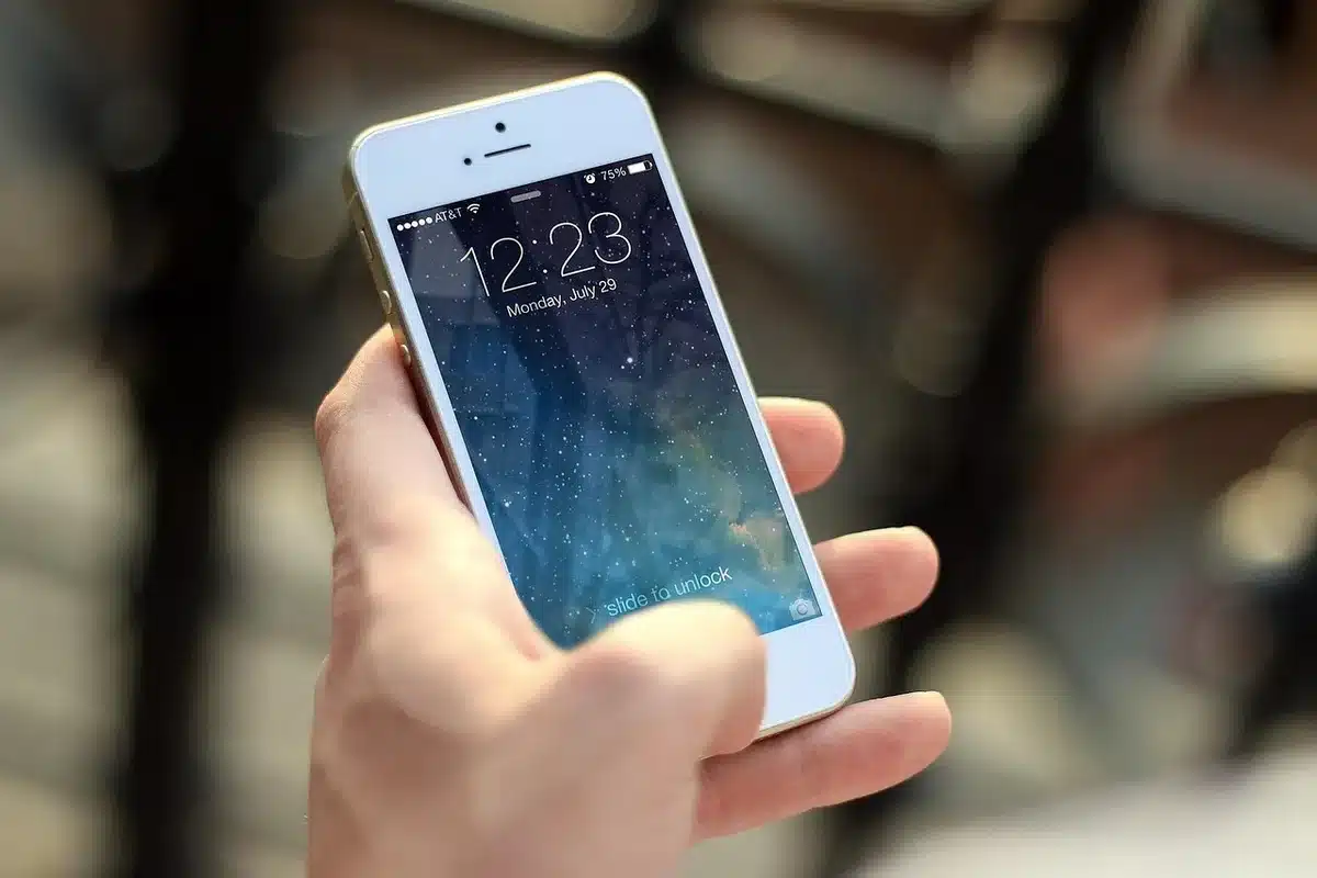 Personne tenant un smartphone avec notifications, montrant la distraction