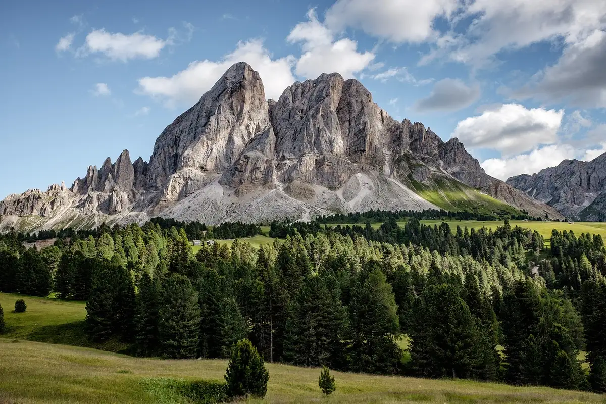 Virages en épingle et terrain rocheux vers un col de montagne en journée