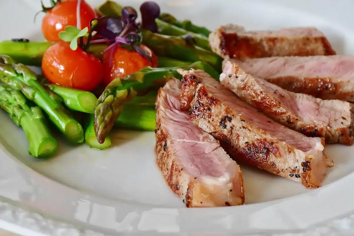 Assiette équilibrée avec légumes, protéines et céréales complètes