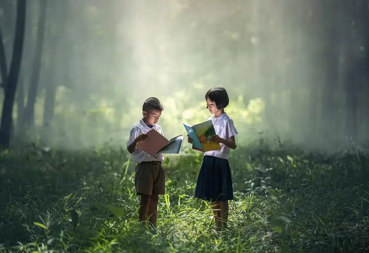 Personnes pratiquant différentes activités : lecture, musique et conversation