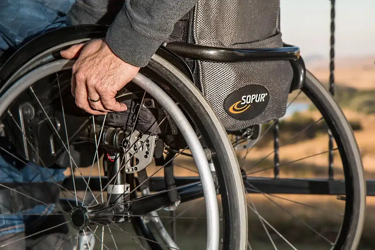Patient appuyant sur une cuisse douloureuse évoquant myalgies liées aux statines