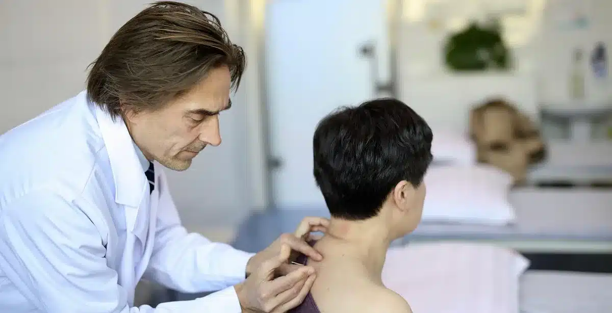 Patient se tenant la cuisse en consultation, évoquant des myalgies liées aux statines