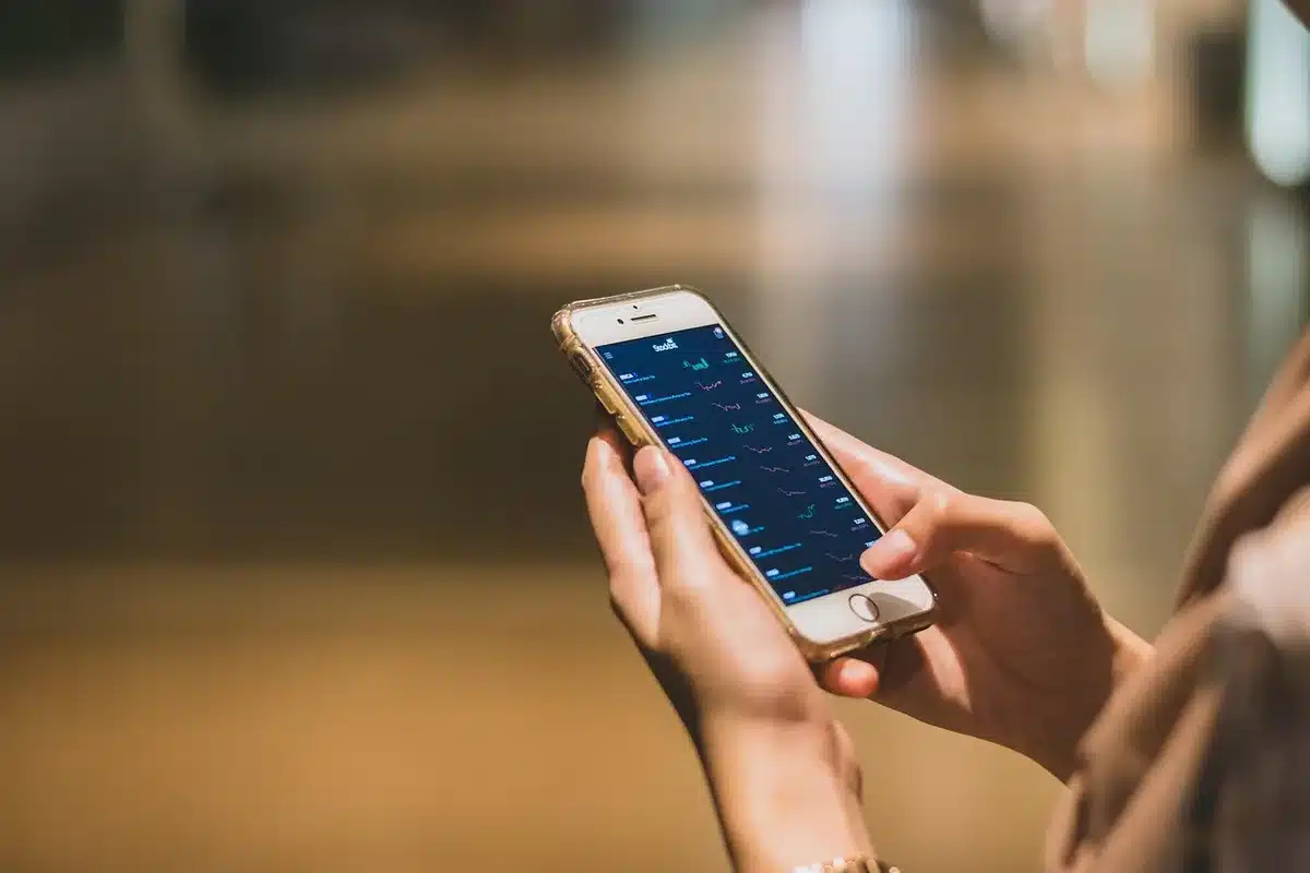 Étapes d'application d'un code promo dans une application mobile, du paiement à la confirmation
