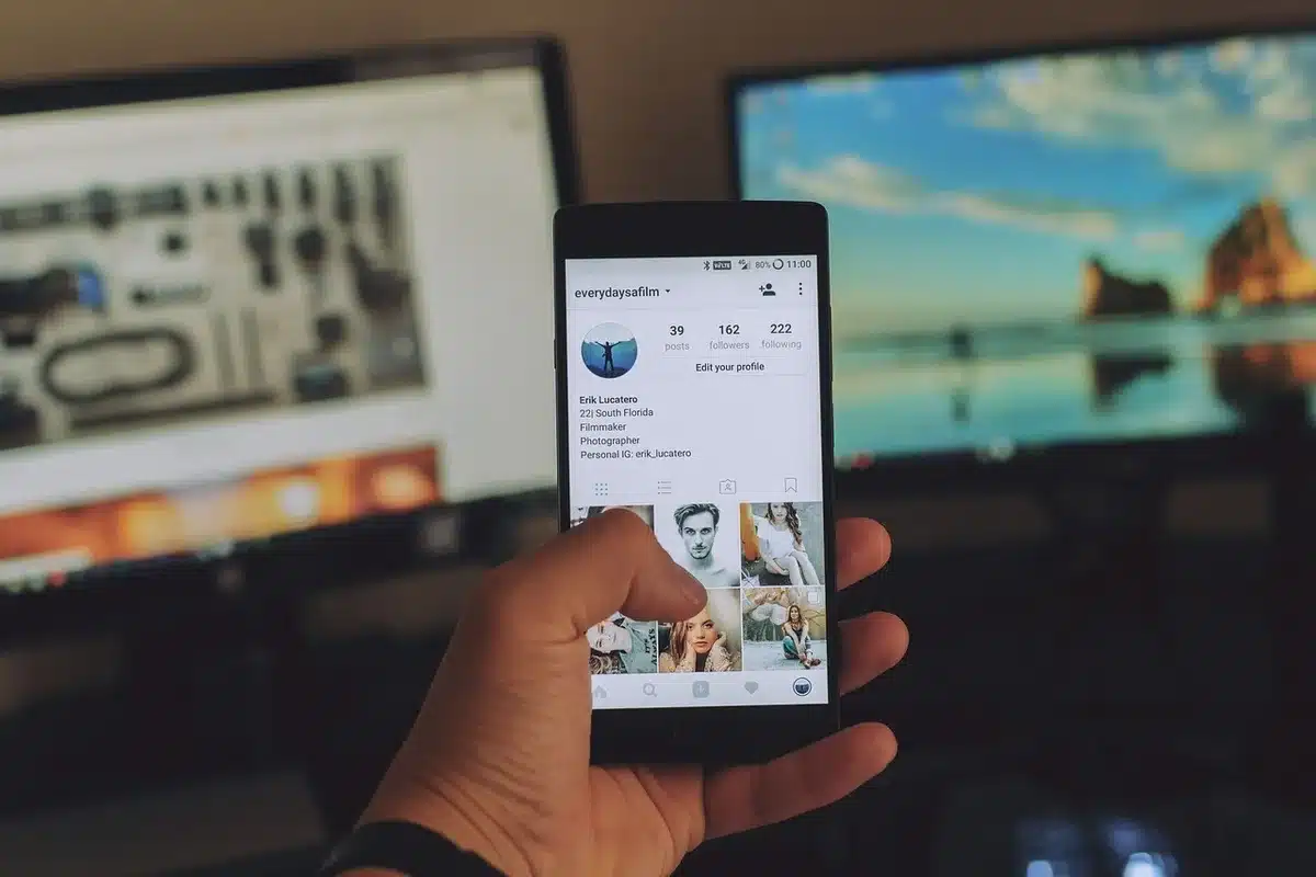 Utilisateur vérifiant son téléphone face à une erreur d'application de coupon