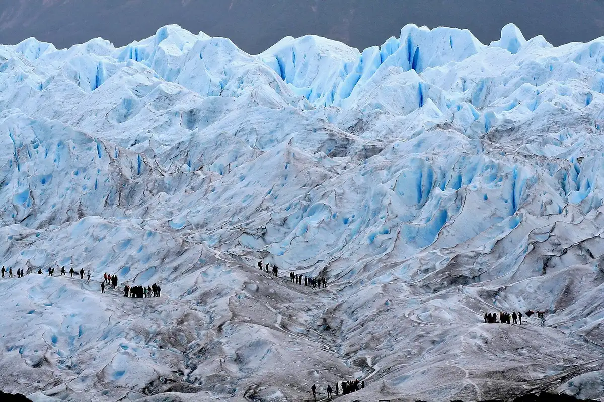 Le glacier Perito Moreno avançant dans le Lago Argentino vu depuis un belvédère