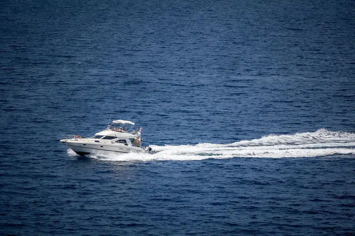 Passagers à bord d'un speedboat naviguant dans les eaux turquoise de l'archipel de Komodo