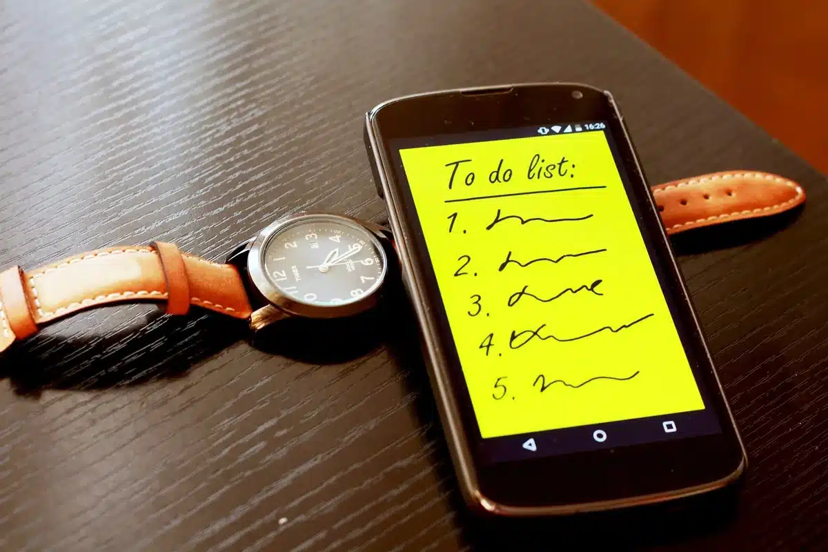 Planificateur ouvert avec une liste d'actions et un stylo sur un bureau lumineux
