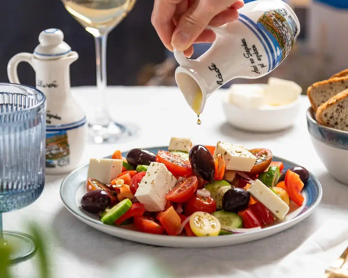Bol de salade avec haricots rincés ajoutés