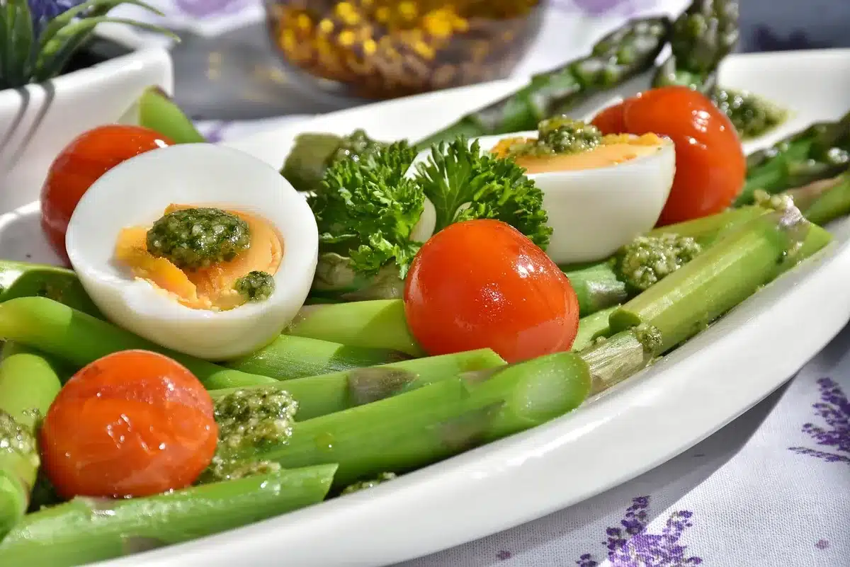 Assiette variée de légumes, céréales complètes et légumineuses illustrant la qualité alimentaire