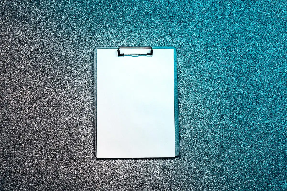 Carnet ouvert avec date et lieu de naissance écrits et stylo à côté
