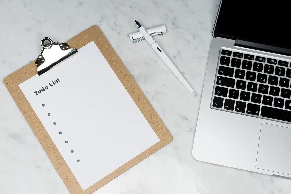 Carnet ouvert avec une liste de tâches et Post‑it pour prioriser la journée