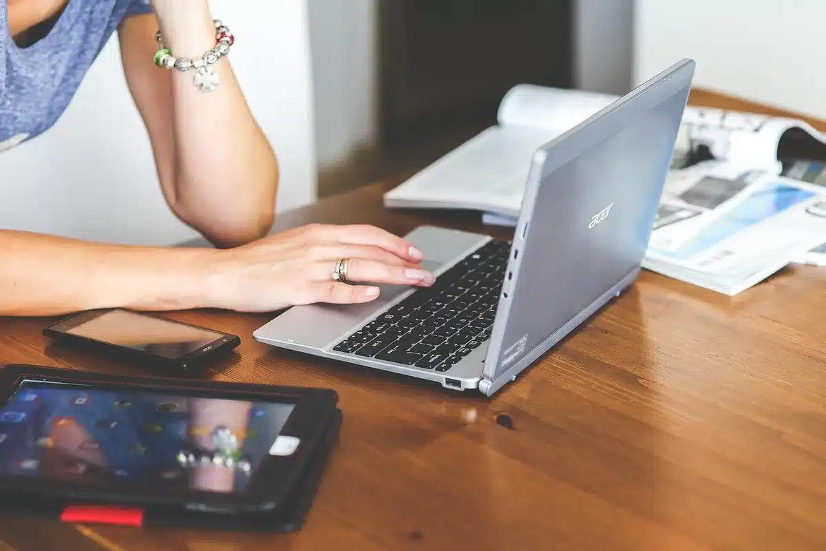Personne distrait par des notifications et multitâche à son bureau