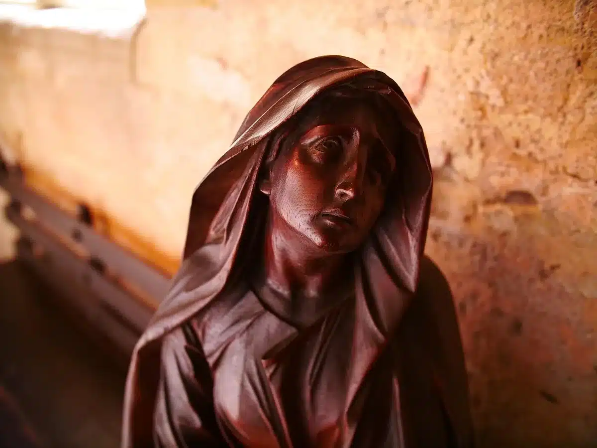 Représentation symbolique d'une déesse mère assise sur un lotus