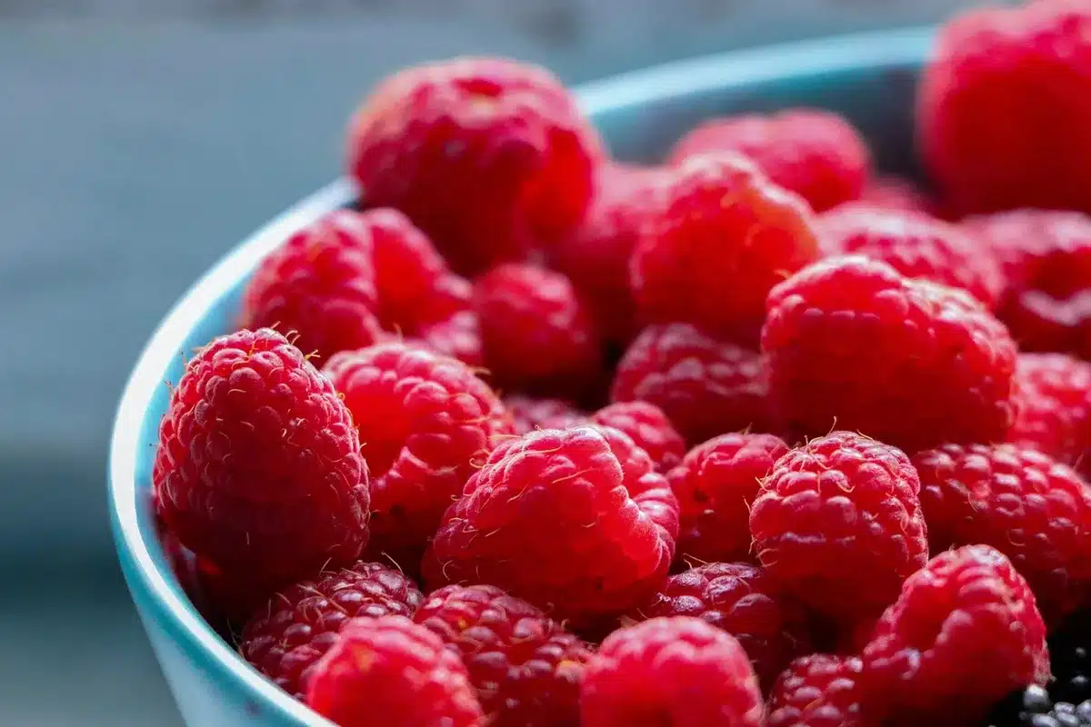 Petit déjeuner avec flocons d'avoine, fruits frais et poignée de noix