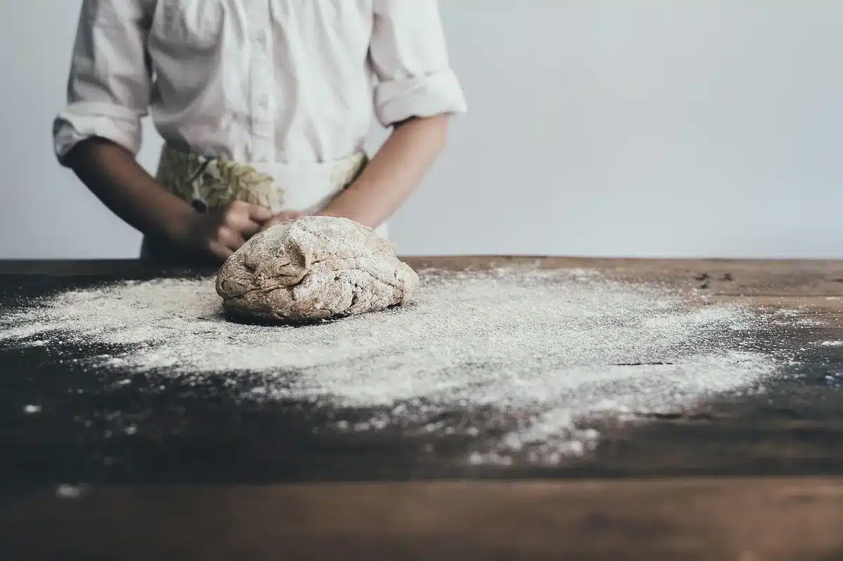 Assortiment d'aliments peu transformés sur une table de cuisine en plein jour