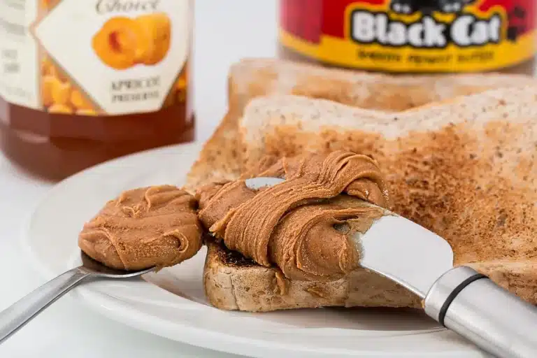 Petit-déjeuner simple près d'une fenêtre en plein jour avec fruits et céréales