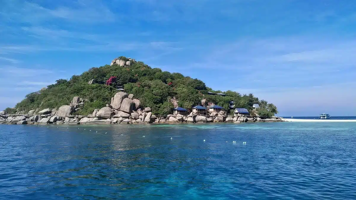 Village sur pilotis de Koh Panyee avec maisons et bateaux en journée