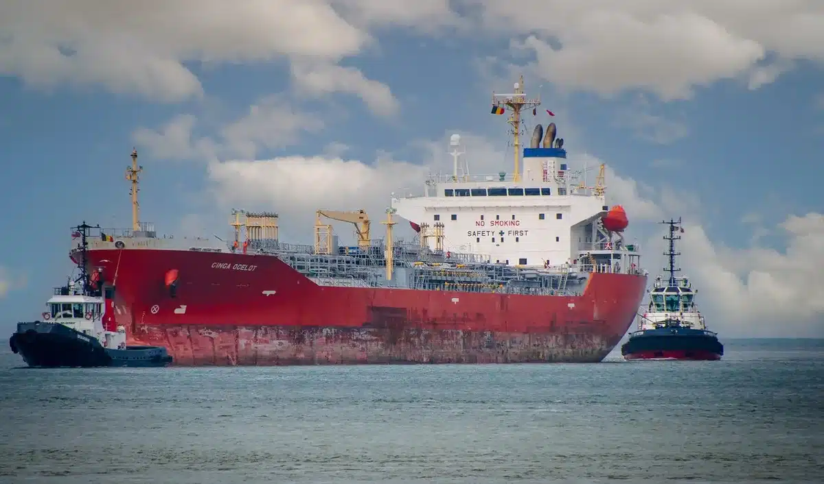 Petit port indonésien avec bateaux en bois prêt à partir