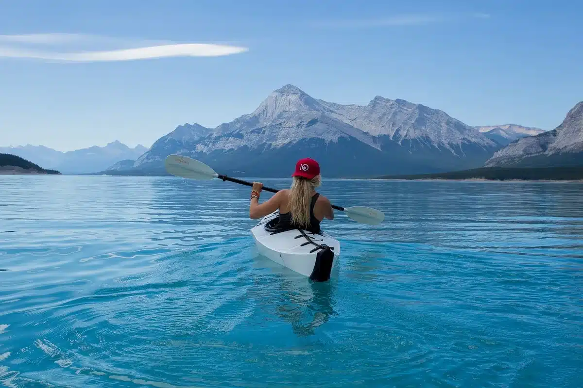 Kayaks prêts au départ depuis un parc côtier avec l'île en vue