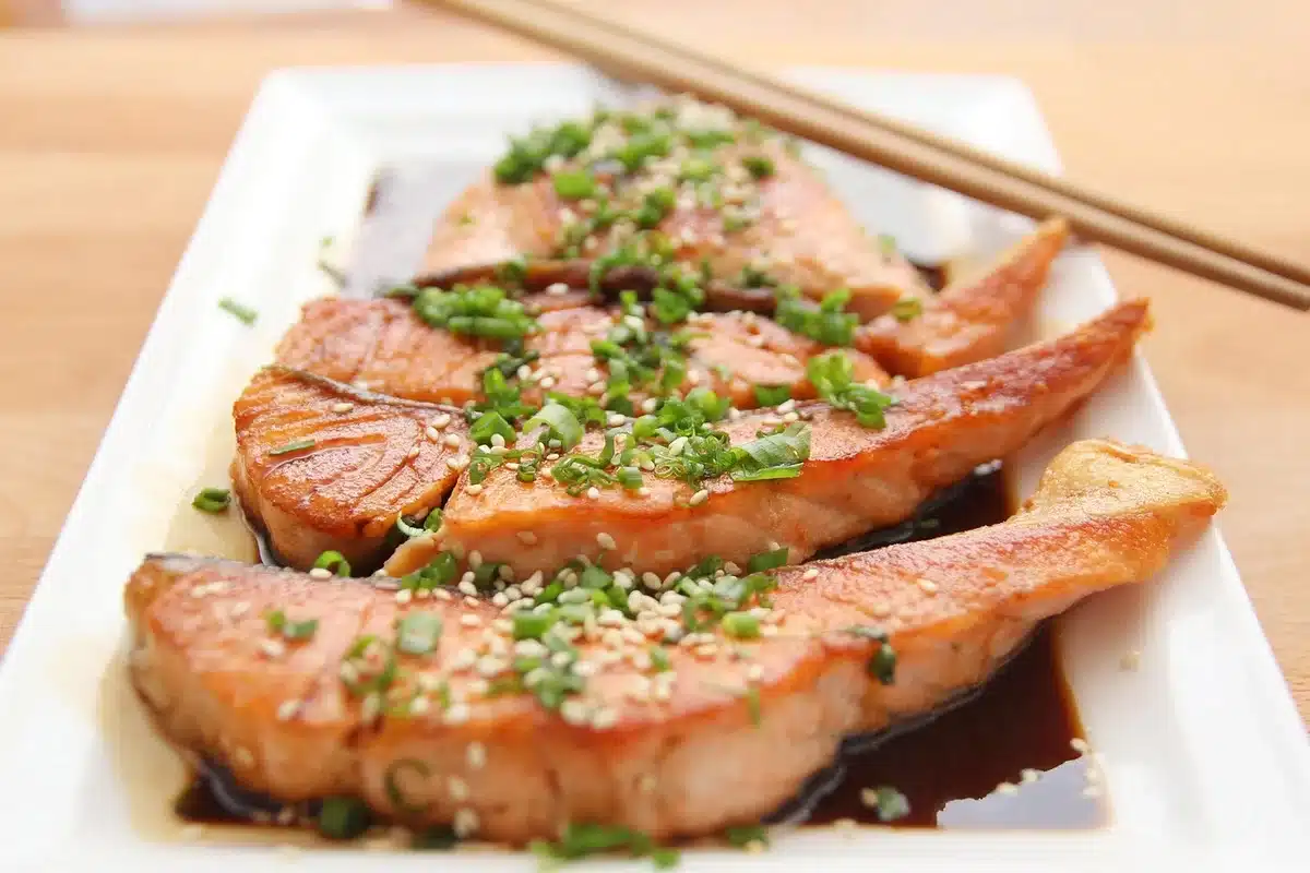 Aliments riches en fibres et microbiote intestinal sur une table