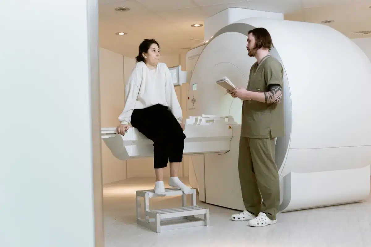 Technicien examinant des images IRM cérébrales sur un écran en journée