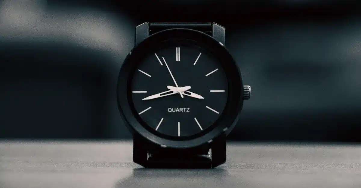 Gros plan d'une montre indiquant une heure précise, suggérant la fréquence d'apparition du nombre
