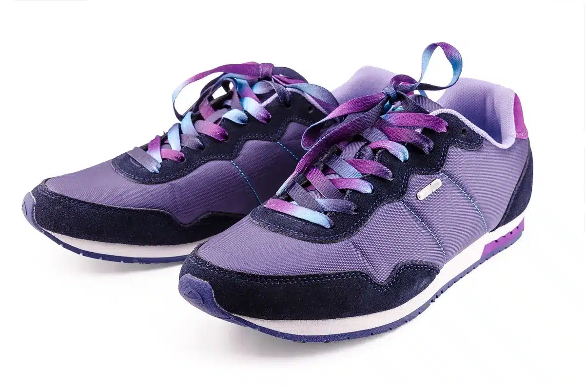 Chaussures à semelle plate posées près d'un tapis de gym