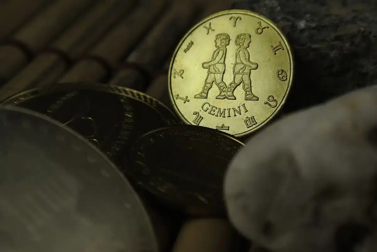 Main pointant un thème astrologique avec signes du zodiaque