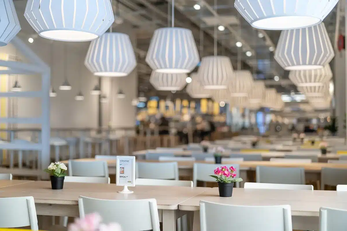 Petit autel domestique avec lampe, fleurs blanches et offrande sucrée