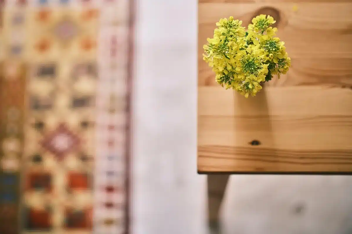 Petit autel domestique avec lampe à huile, fleurs et bol d'eau pour une puja simple