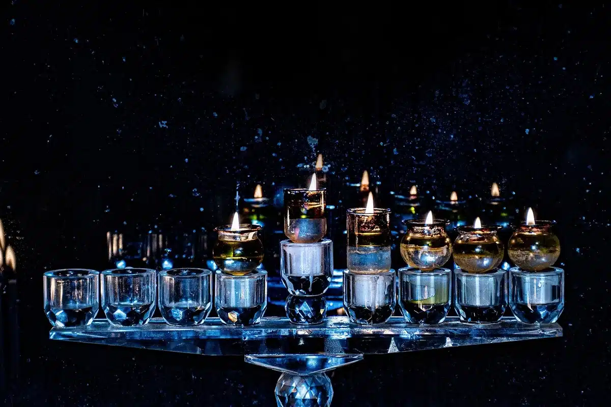 Petit autel domestique avec image de déesse, lampe à huile et fleurs fraîches