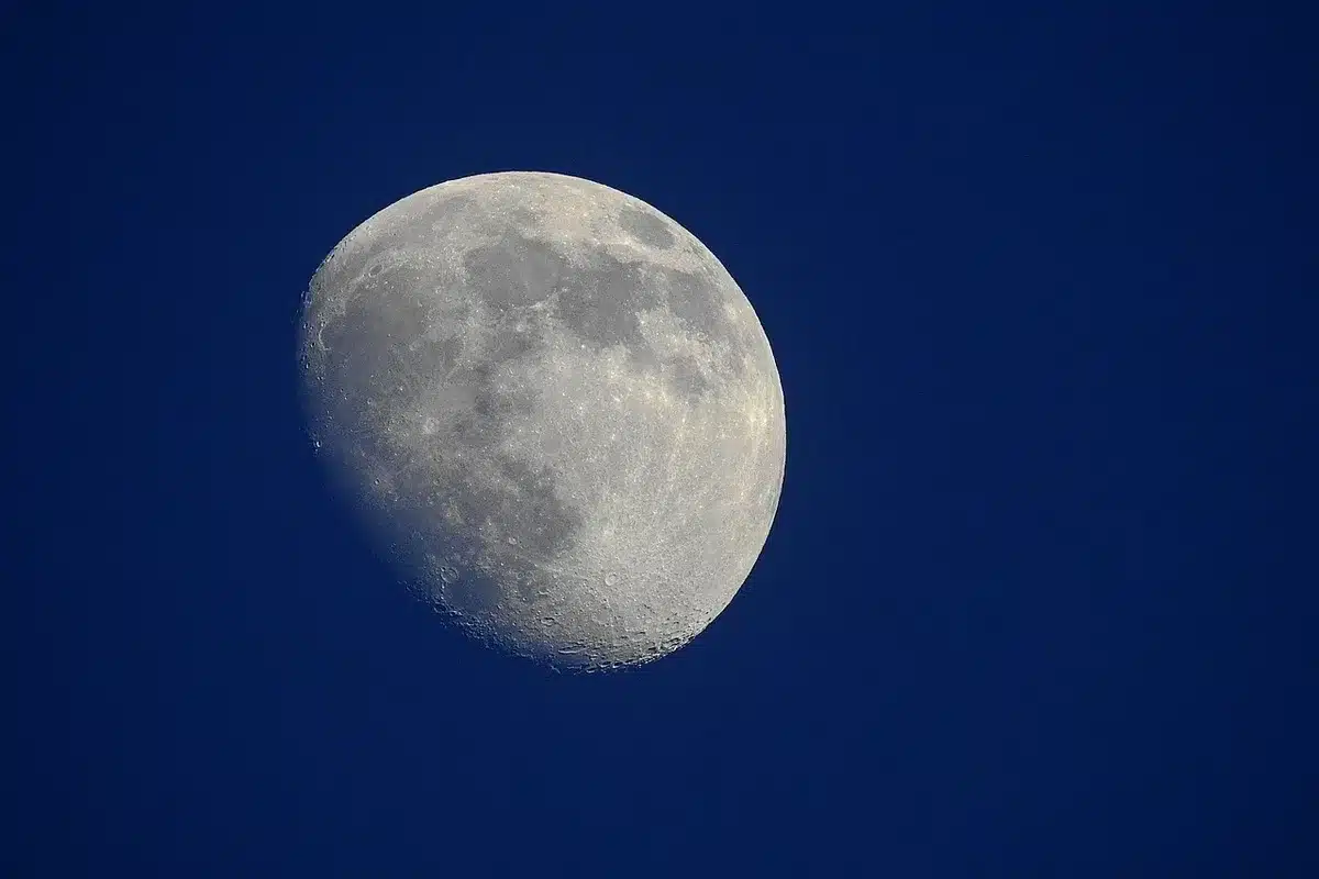 Calendrier lunaire et notes expliquant la tithi et le lever du soleil