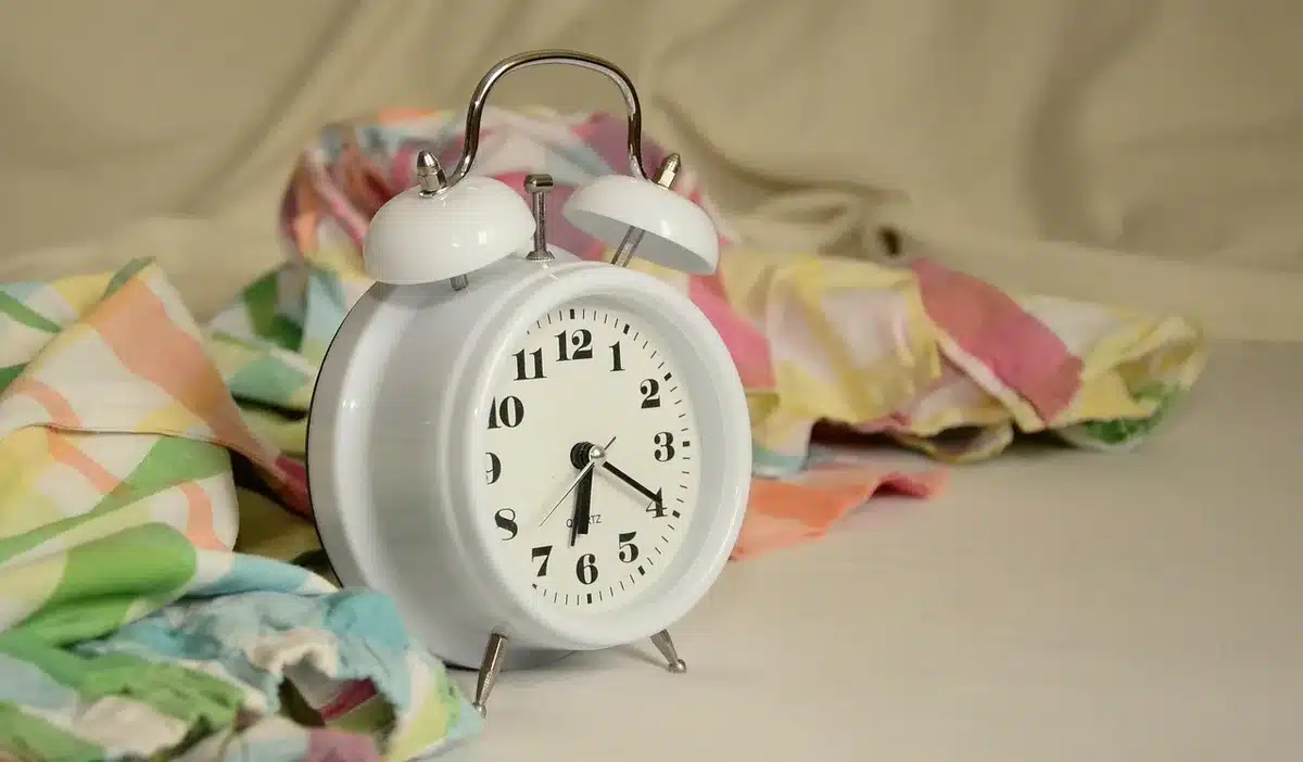 Horloge indiquant un créneau matinal pour la pose du kalash