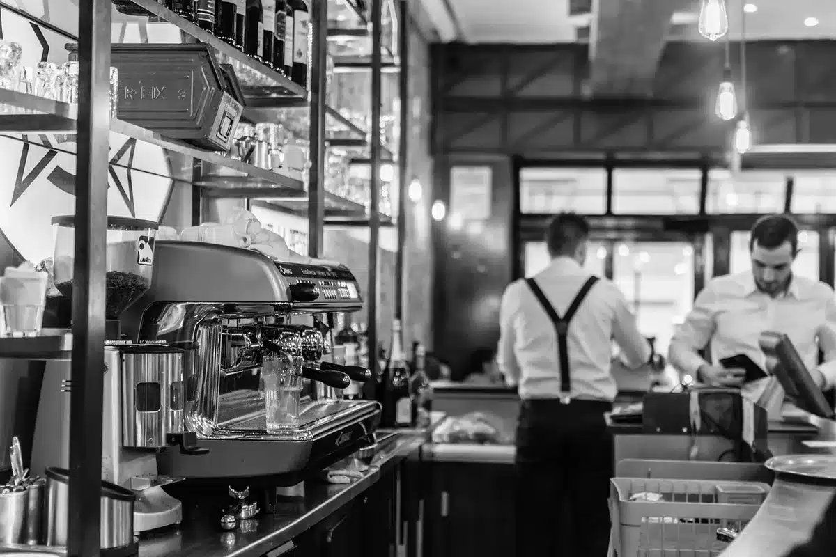Personne écrivant dans un carnet près d'une tasse, moment de pleine présence