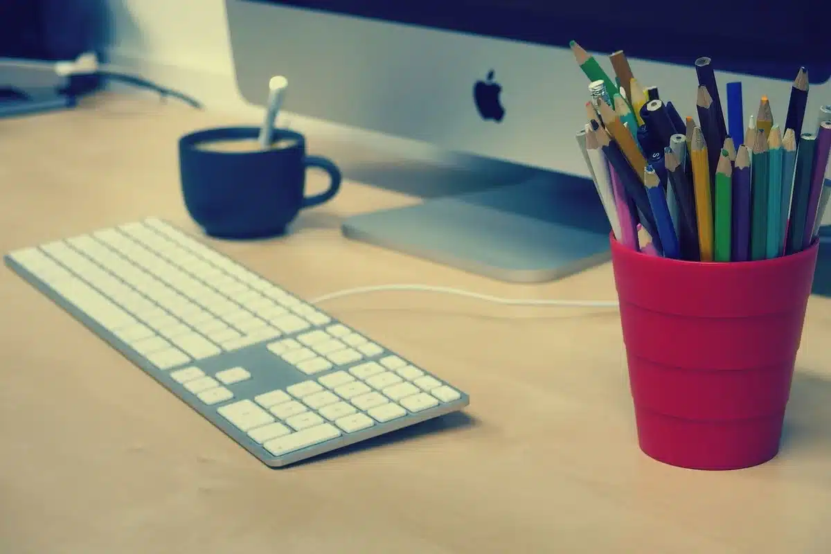 Bureau ensoleillé avec carnet et ordinateur pour un micro‑projet de 30 jours